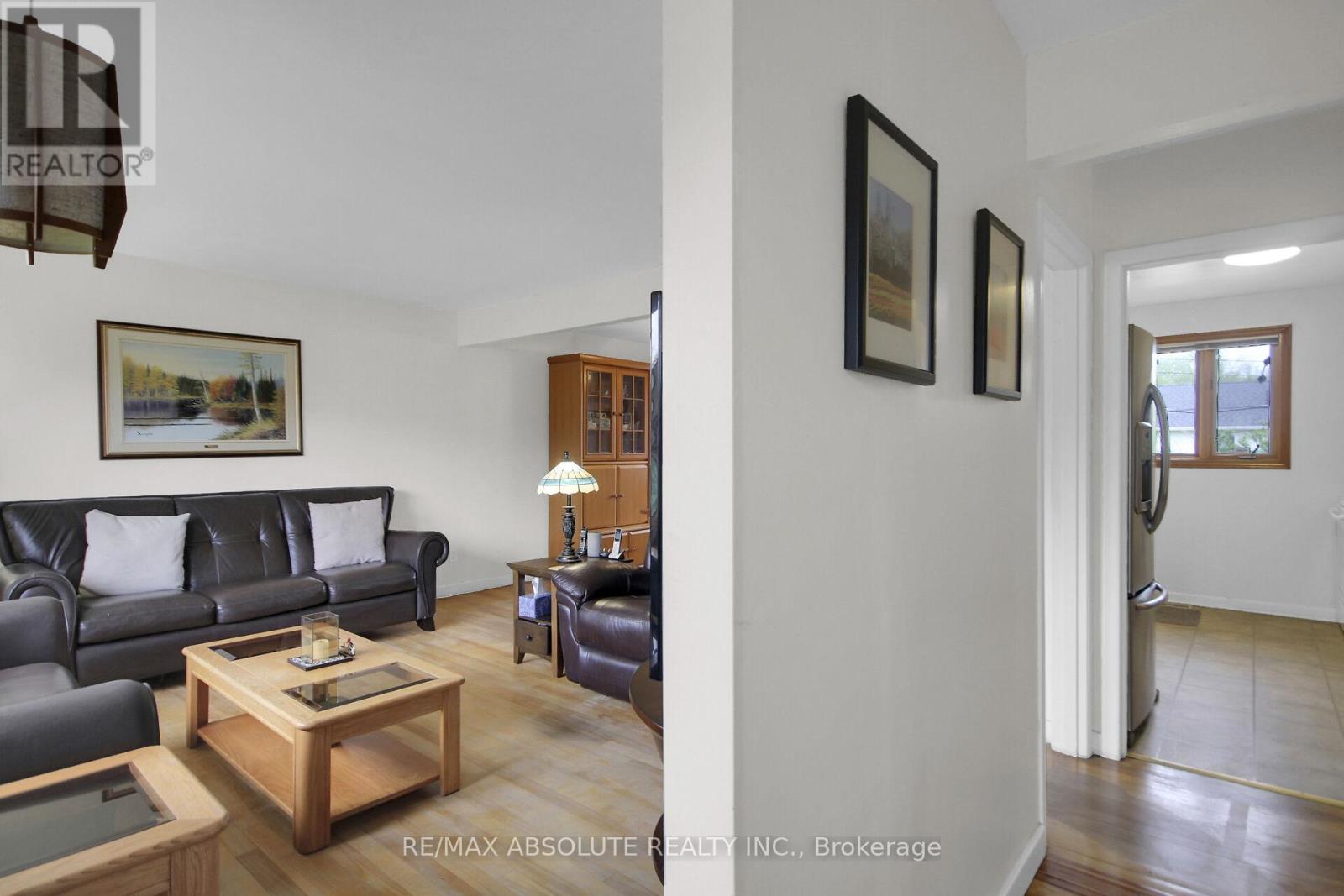 1929 Queensdale Avenue, Ottawa, Ontario  K1T 1J9 - Photo 3 - X12154780