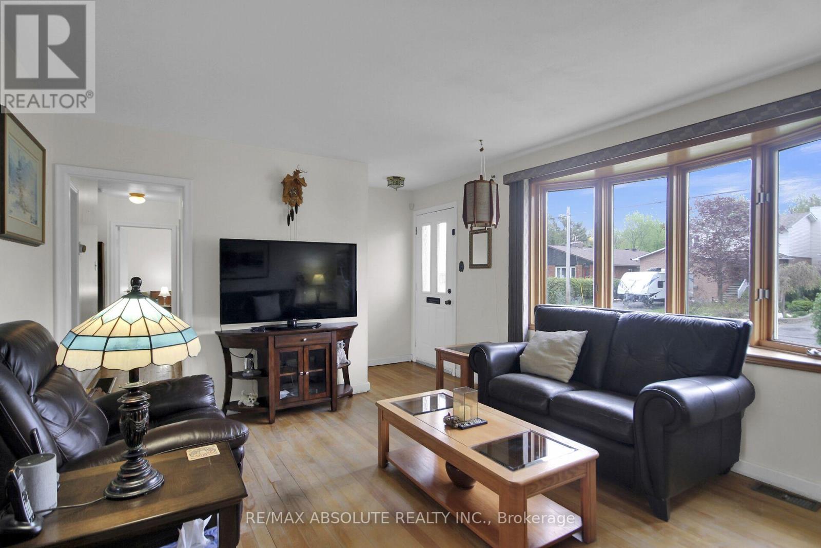 1929 Queensdale Avenue, Ottawa, Ontario  K1T 1J9 - Photo 7 - X12154780