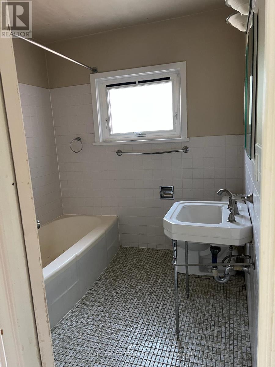 35 Irving Avenue, Ottawa, Ontario  K1Y 1Z2 - Photo 8 - X12154804