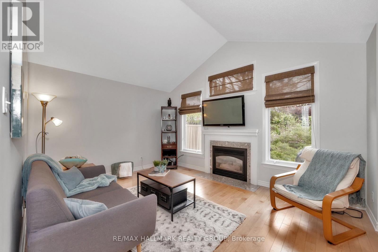61 Kimberwick Crescent, Ottawa, Ontario  K1V 0W6 - Photo 4 - X12154894