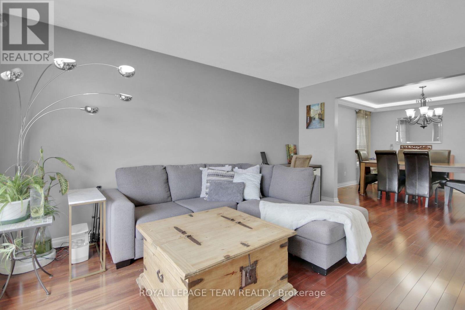 1563 Goth Avenue, Ottawa, Ontario  K1T 1E3 - Photo 5 - X12111072