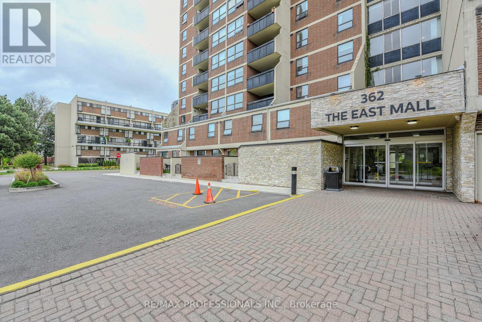302 - 362 The East Mall, Toronto, Ontario  M9B 6C4 - Photo 2 - W12154146