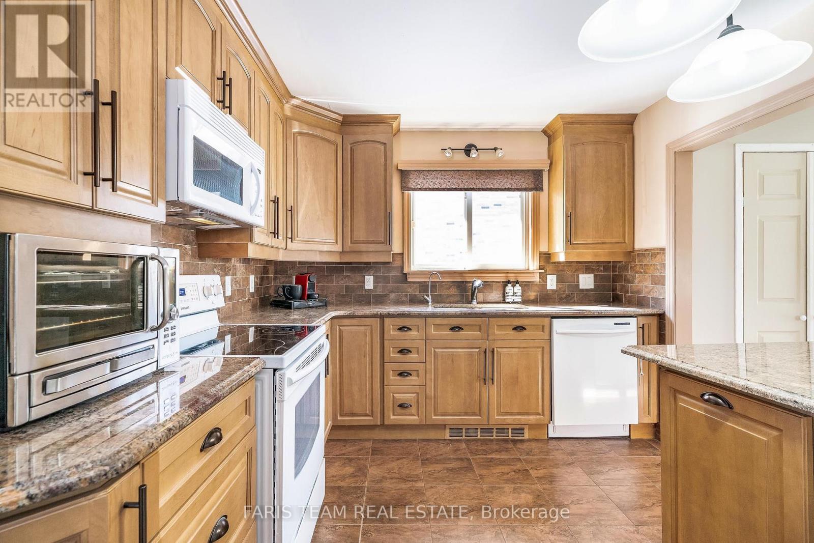 47 Briar Road, Barrie, Ontario  L4N 3M5 - Photo 3 - S12145266