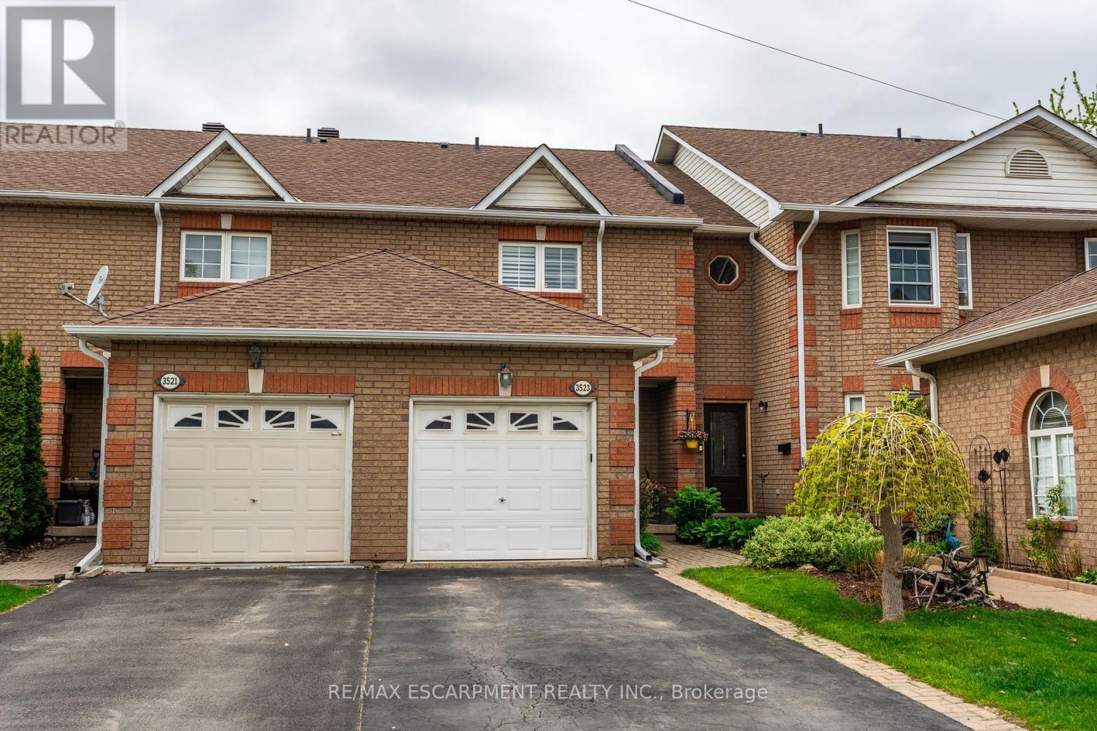 3523 Fowler Court, Burlington, Ontario  L7N 3W3 - Photo 2 - W12154827