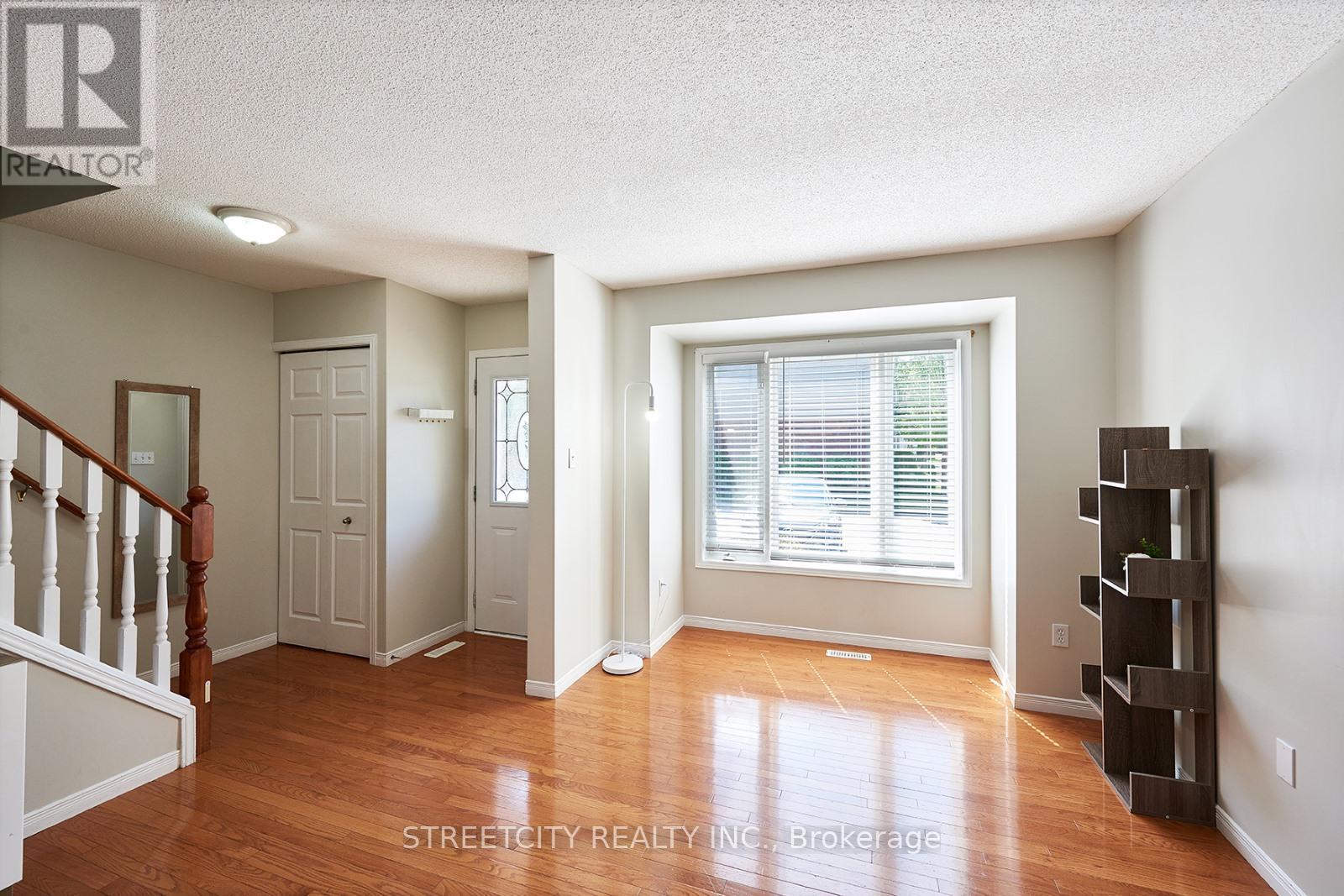 Property at 16 - 1535 TROSSACKS AVENUE image 4