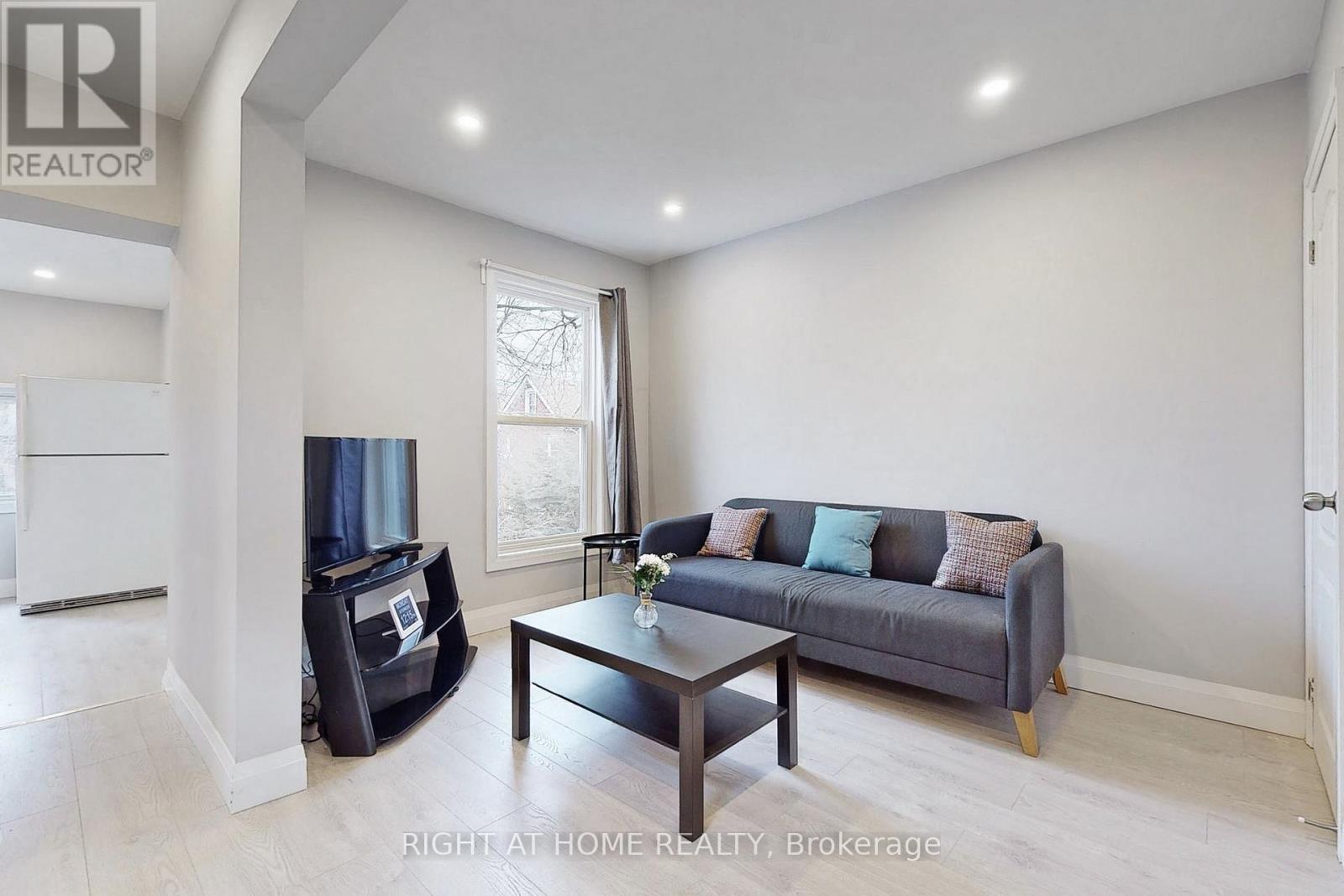 Upper - 703 Wilson Street, Hamilton, Ontario  L8L 1V5 - Photo 3 - X12154801
