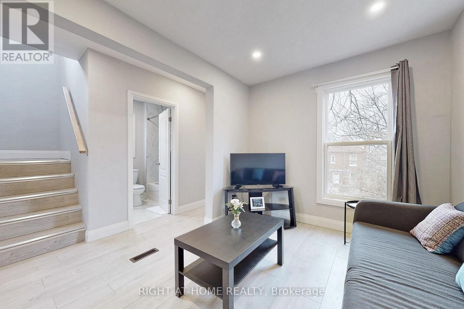 Upper - 703 Wilson Street, Hamilton, Ontario  L8L 1V5 - Photo 4 - X12154801
