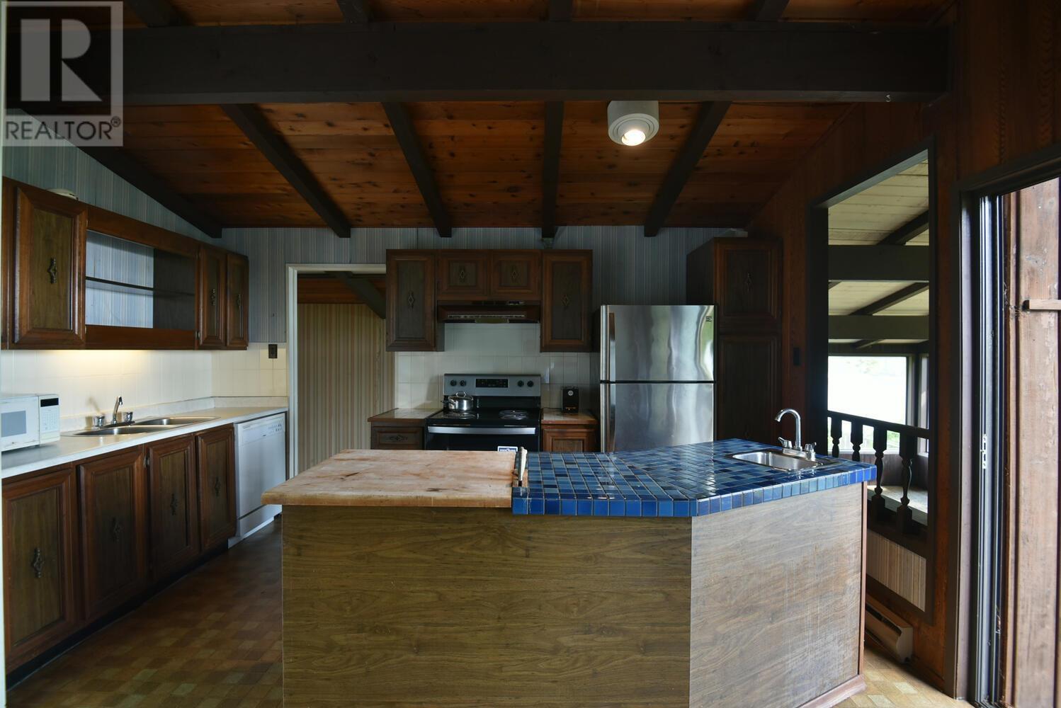 7638 Eureka Avenue, Halfmoon Bay, British Columbia  V7Z 1A1 - Photo 15 - R3003781