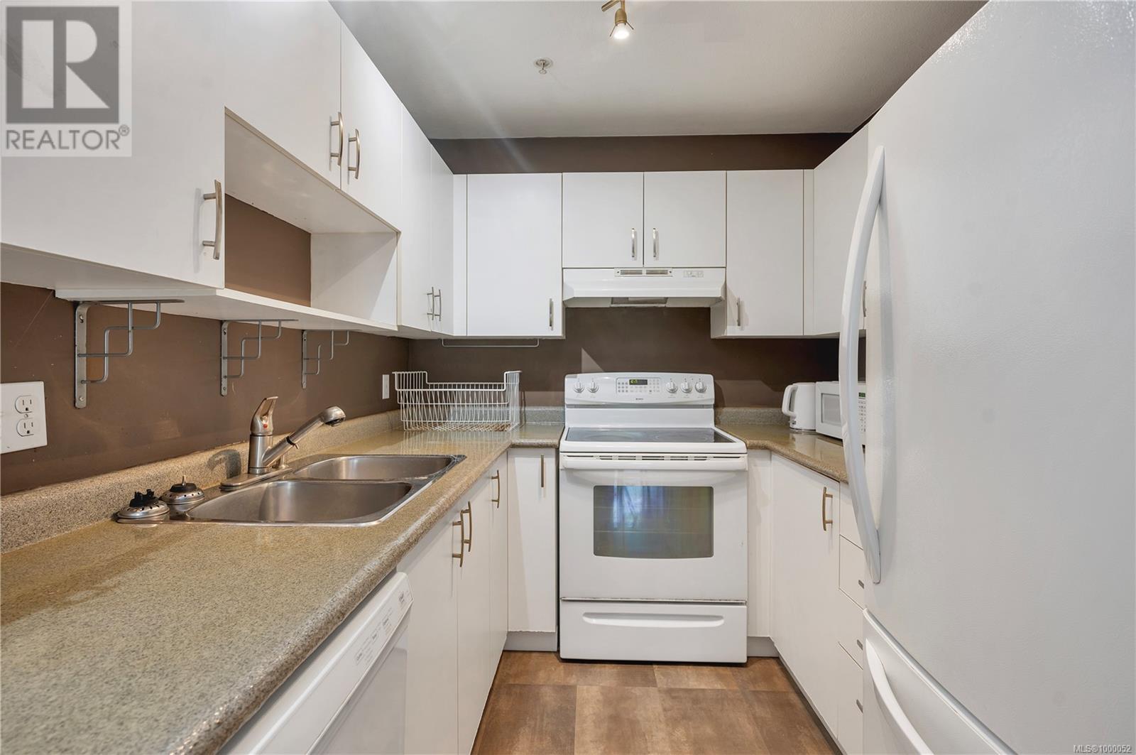 Property at 203 262 Birch St image 4