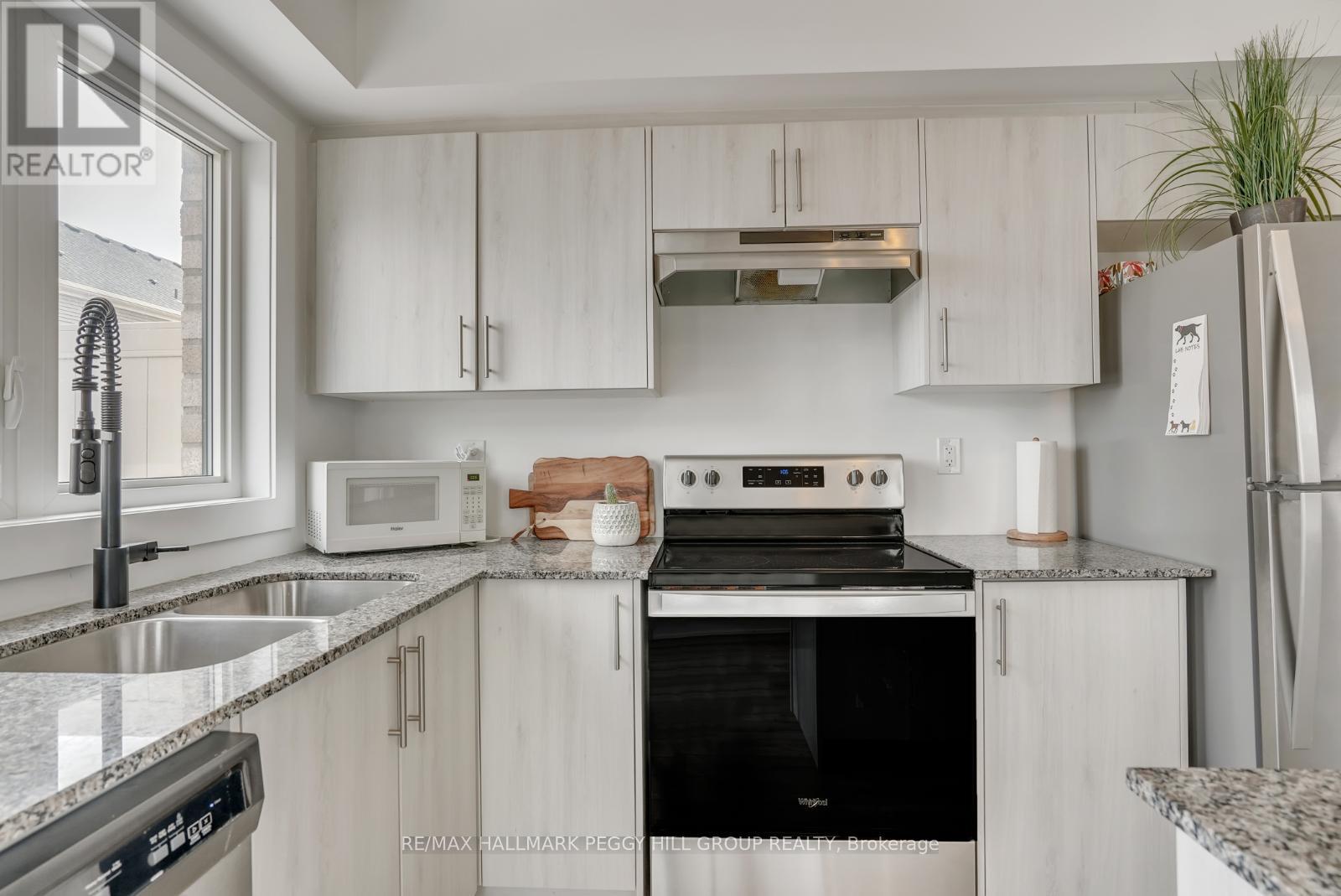 30 Pumpkin Corner Crescent, Barrie, Ontario  L9J 0T6 - Photo 6 - S12108618