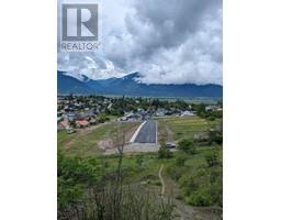 1920 McLaren Street, creston, British Columbia