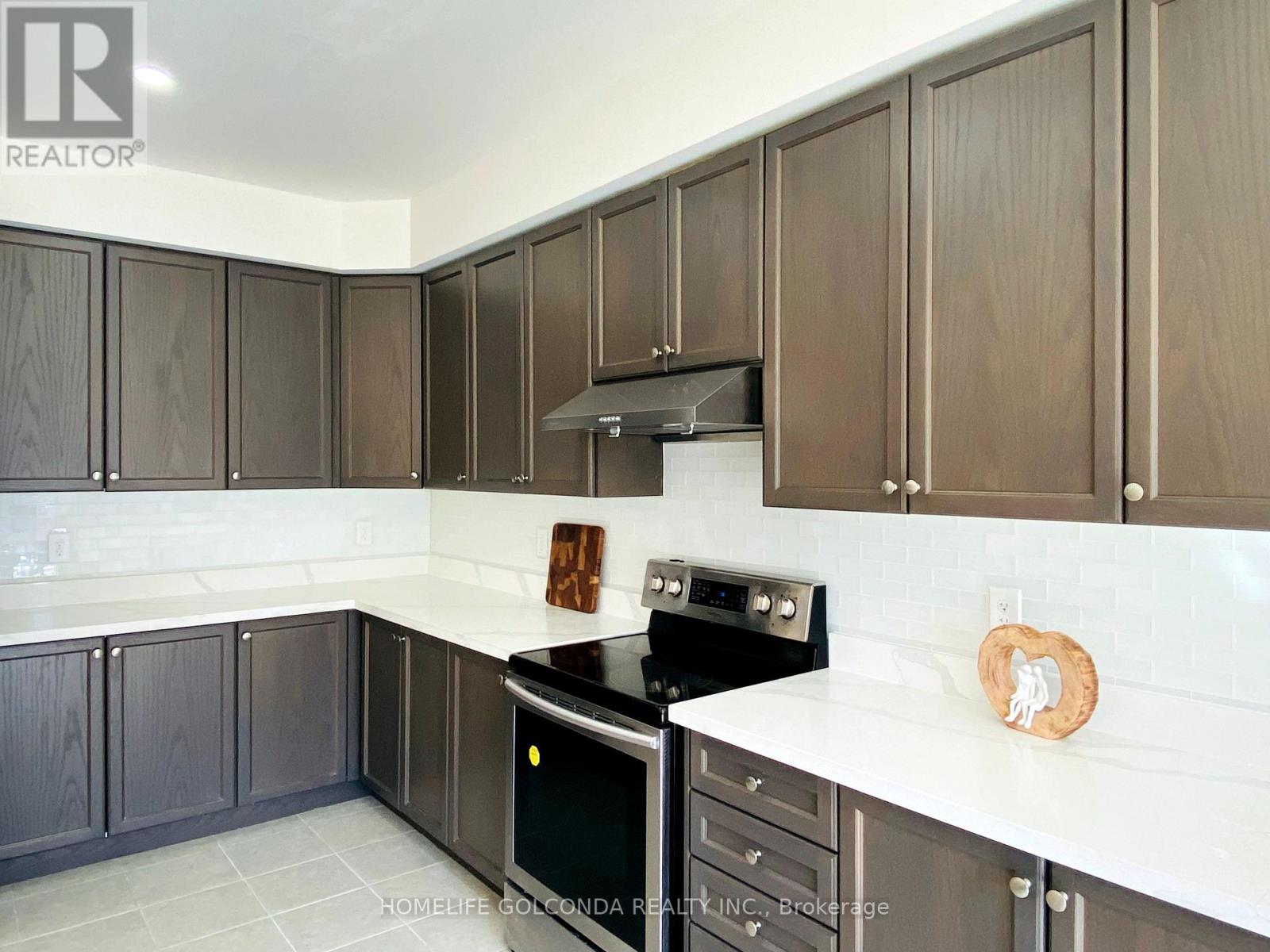 23 Foxberry Road, East Gwillimbury, Ontario  L9N 0P6 - Photo 7 - N12154954