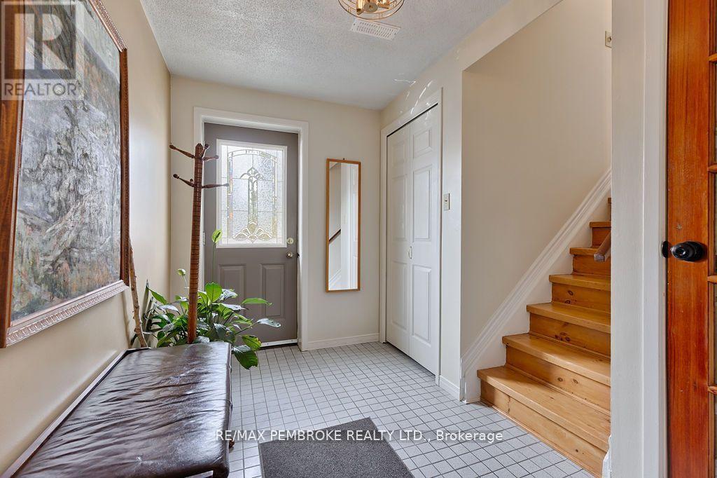 7 Indian Court, Laurentian Valley, Ontario  K8A 7V3 - Photo 24 - X12155132