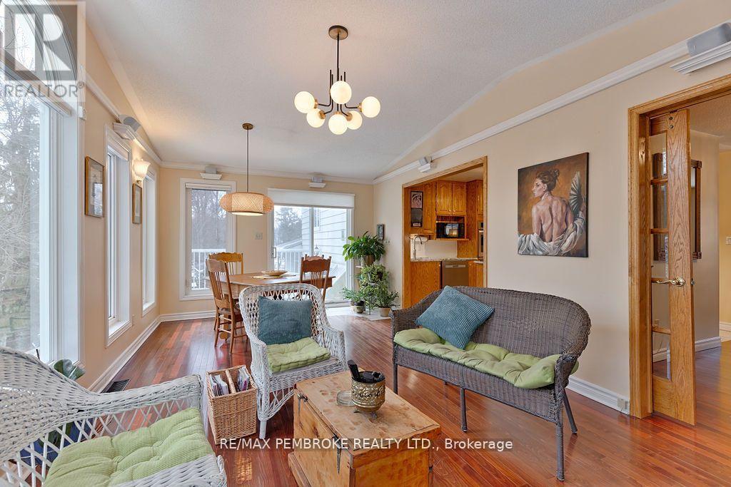 7 Indian Court, Laurentian Valley, Ontario  K8A 7V3 - Photo 34 - X12155132
