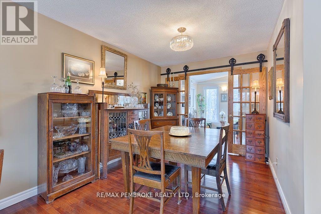 7 Indian Court, Laurentian Valley, Ontario  K8A 7V3 - Photo 37 - X12155132