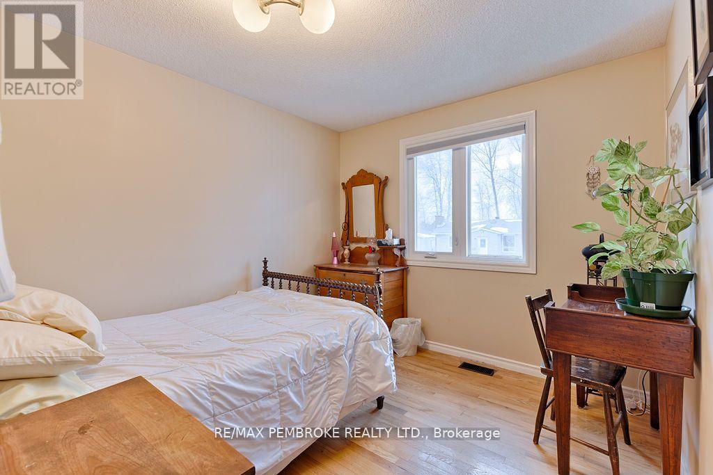 7 Indian Court, Laurentian Valley, Ontario  K8A 7V3 - Photo 43 - X12155132