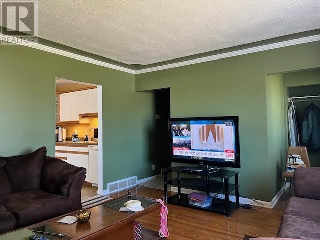 Property at 1520 Mary ST W image 3