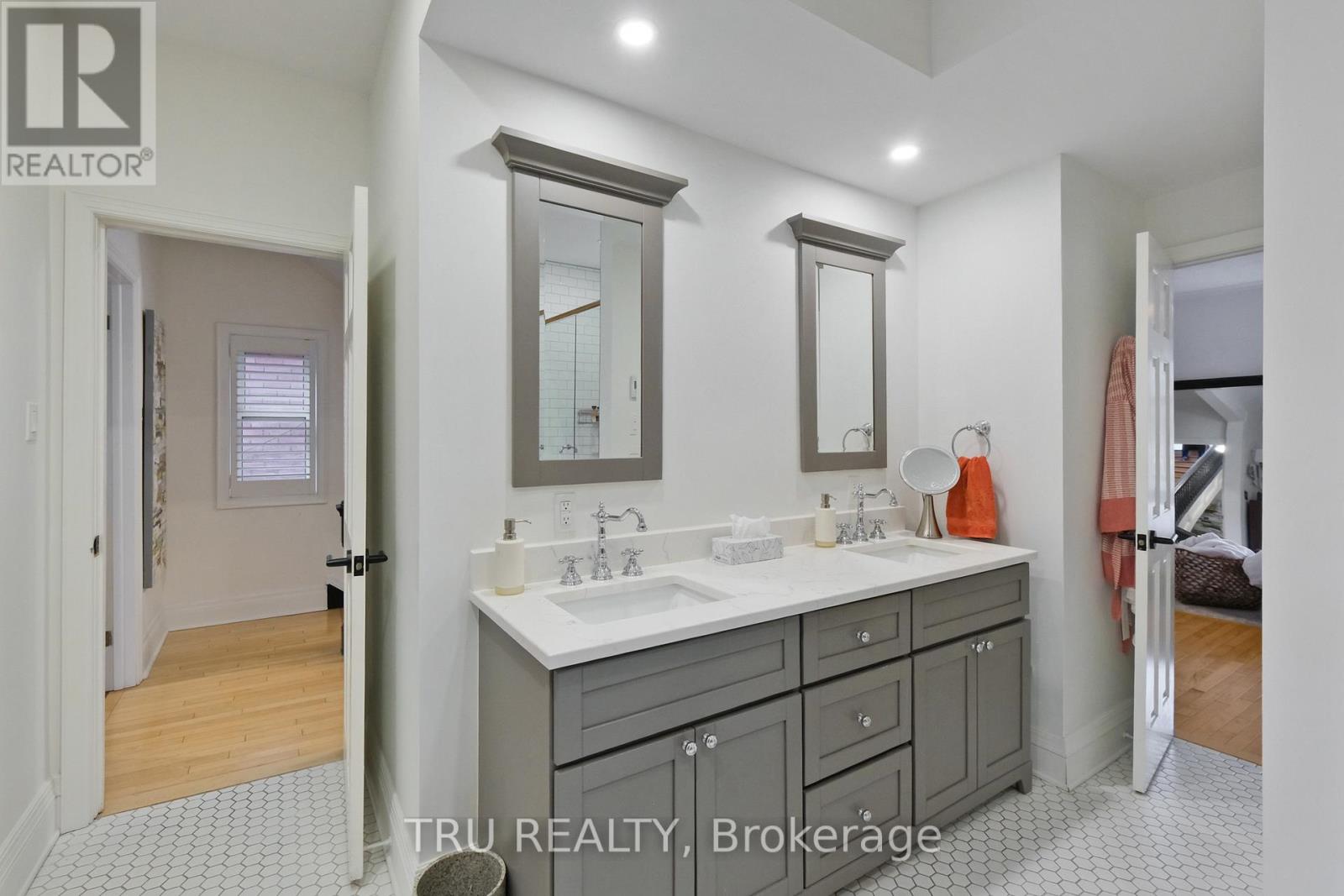 529 Besserer Street, Ottawa, Ontario  K1N 6C6 - Photo 24 - X12155039