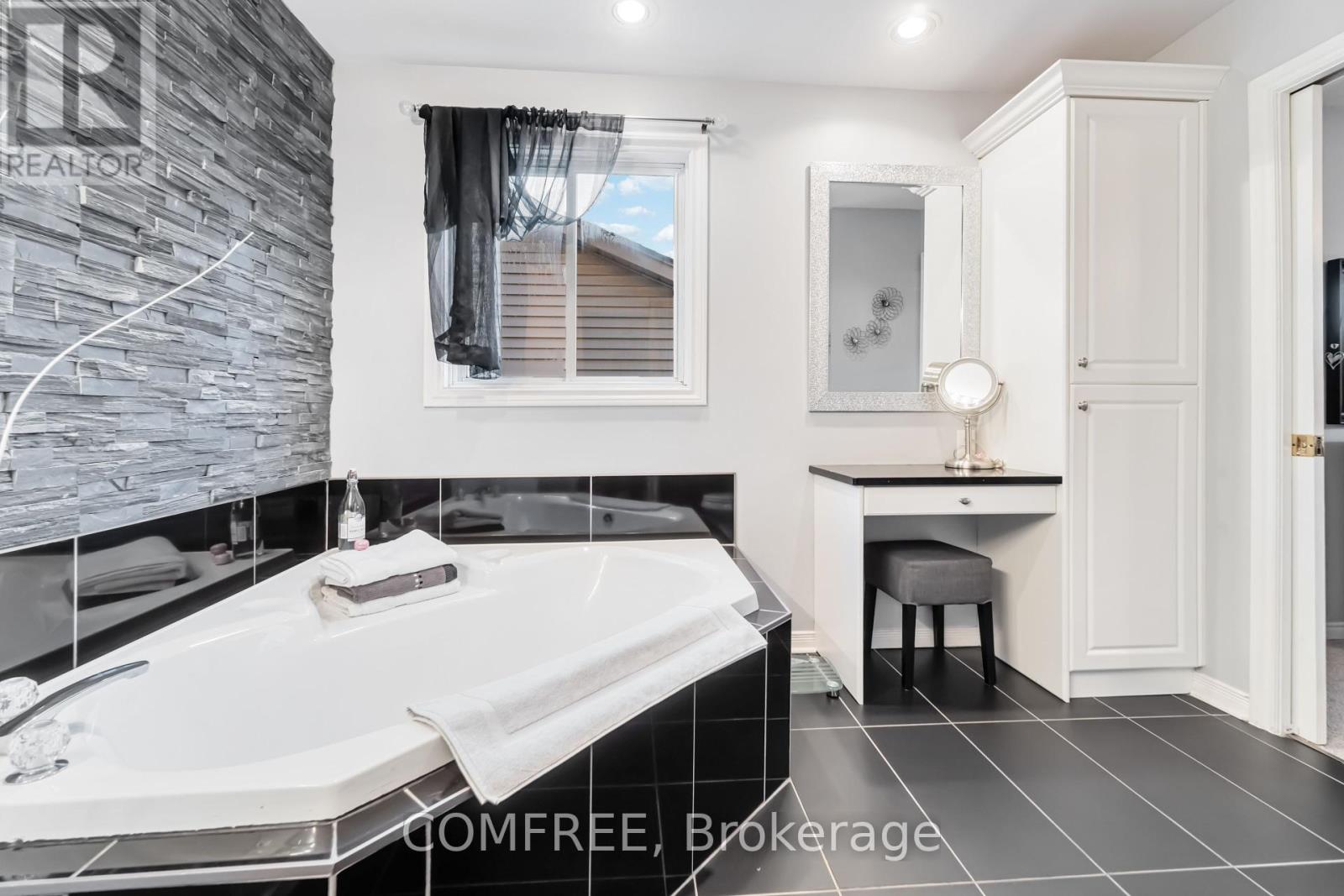 5991 Andrea Drive, Niagara Falls, Ontario  L2H 2Z9 - Photo 19 - X12155052