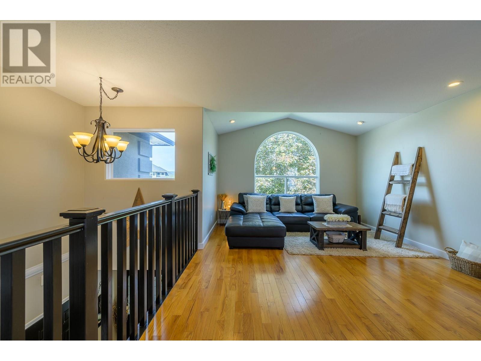 Property at 682 SANDSTONE Place image 5
