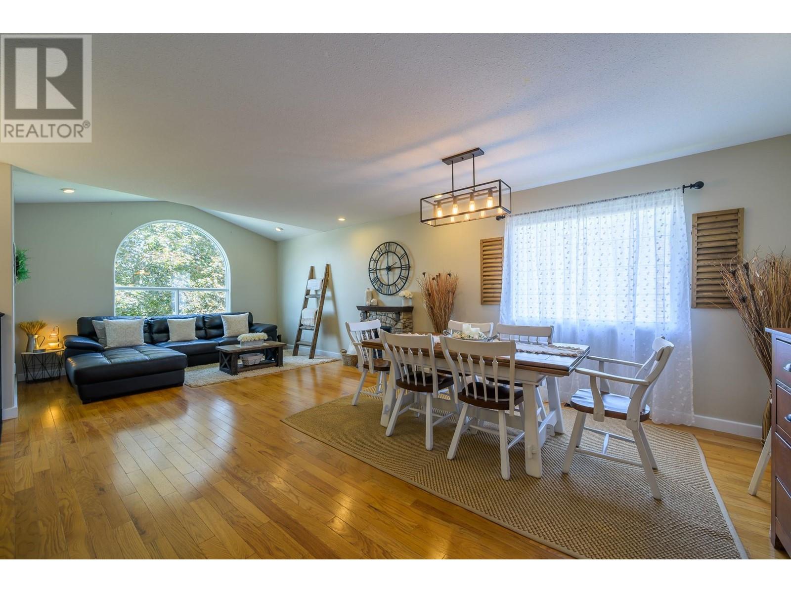 Property at 682 SANDSTONE Place image 4