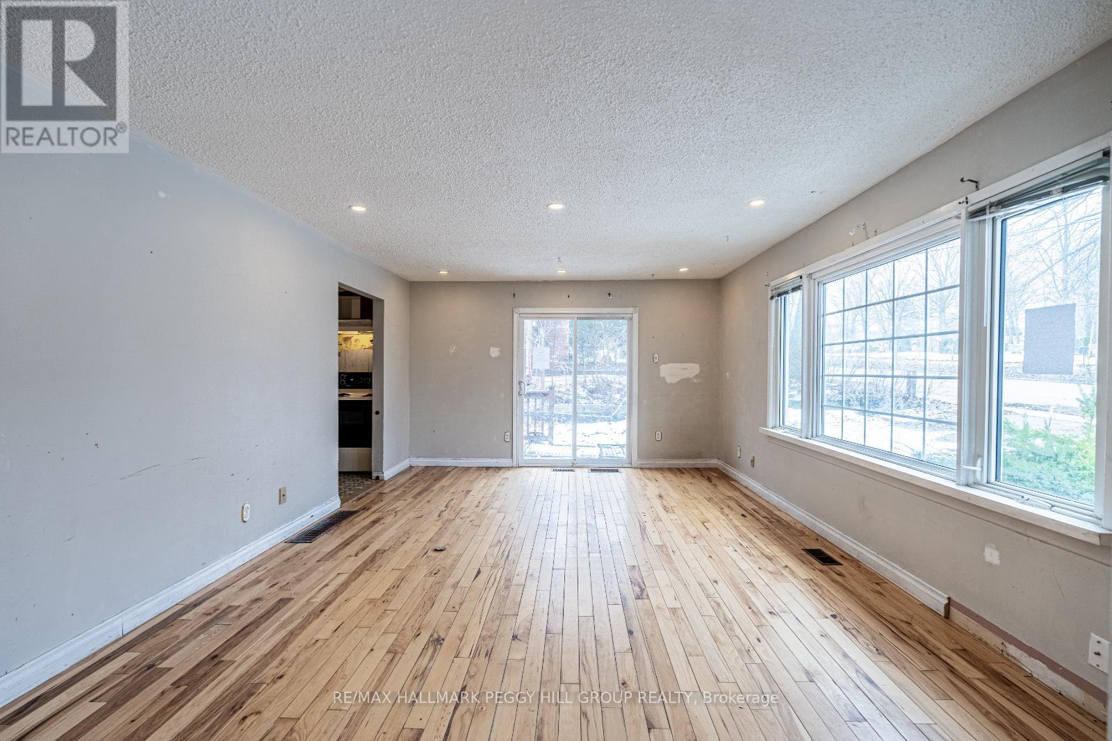 315 Anne Street N, Barrie, Ontario  L4N 5M7 - Photo 4 - S12042917
