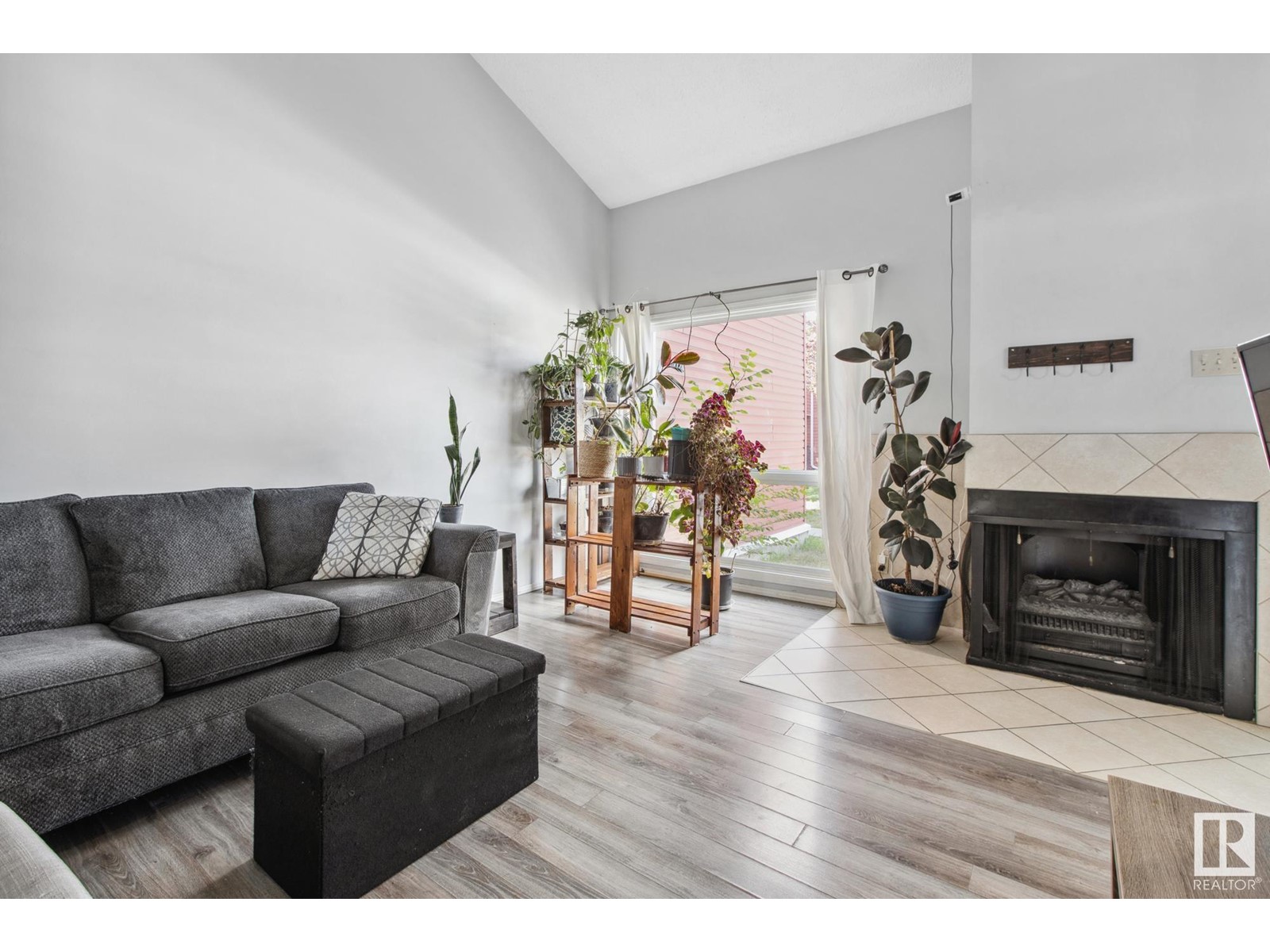 667 Millbourne Rd E Nw, Edmonton, Alberta  T6K 3H3 - Photo 3 - E4436996