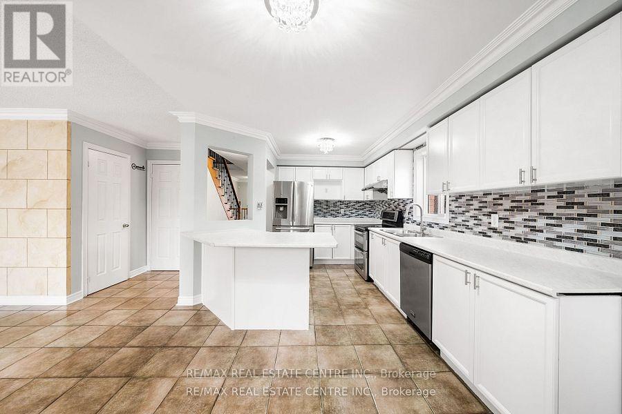 49 Hollowgrove Boulevard, Brampton, Ontario  L6P 1A9 - Photo 10 - W12155121