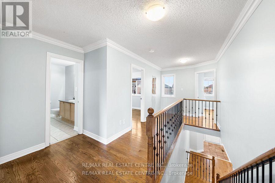 49 Hollowgrove Boulevard, Brampton, Ontario  L6P 1A9 - Photo 15 - W12155121