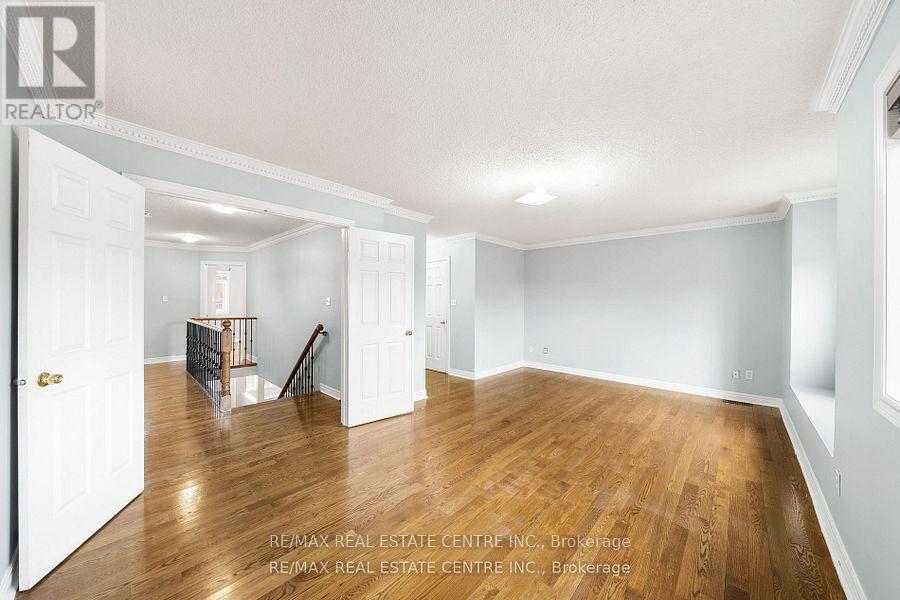 49 Hollowgrove Boulevard, Brampton, Ontario  L6P 1A9 - Photo 17 - W12155121