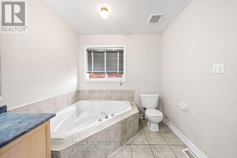 49 Hollowgrove Boulevard, Brampton, Ontario  L6P 1A9 - Photo 20 - W12155121
