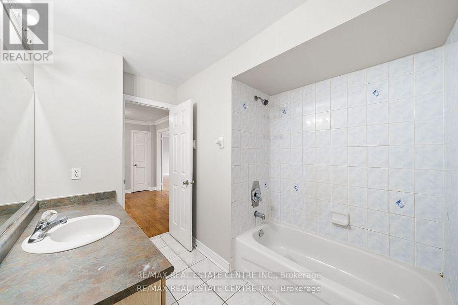 49 Hollowgrove Boulevard, Brampton, Ontario  L6P 1A9 - Photo 25 - W12155121