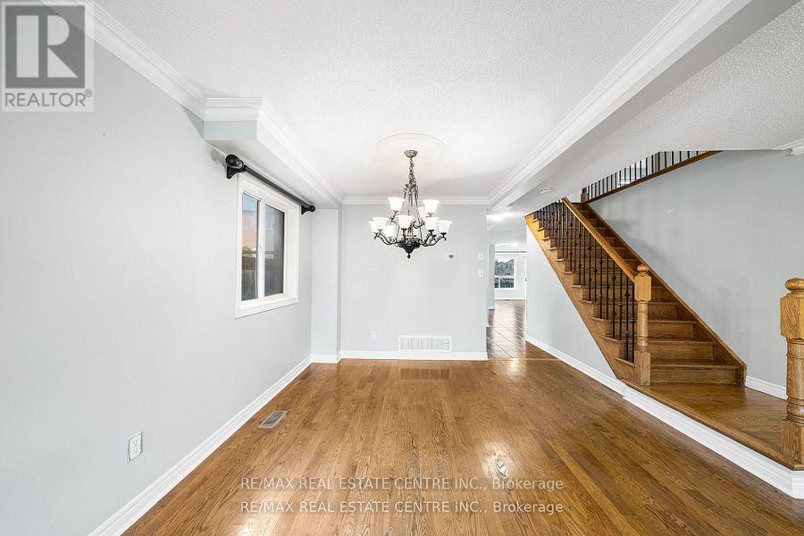 49 Hollowgrove Boulevard, Brampton, Ontario  L6P 1A9 - Photo 6 - W12155121