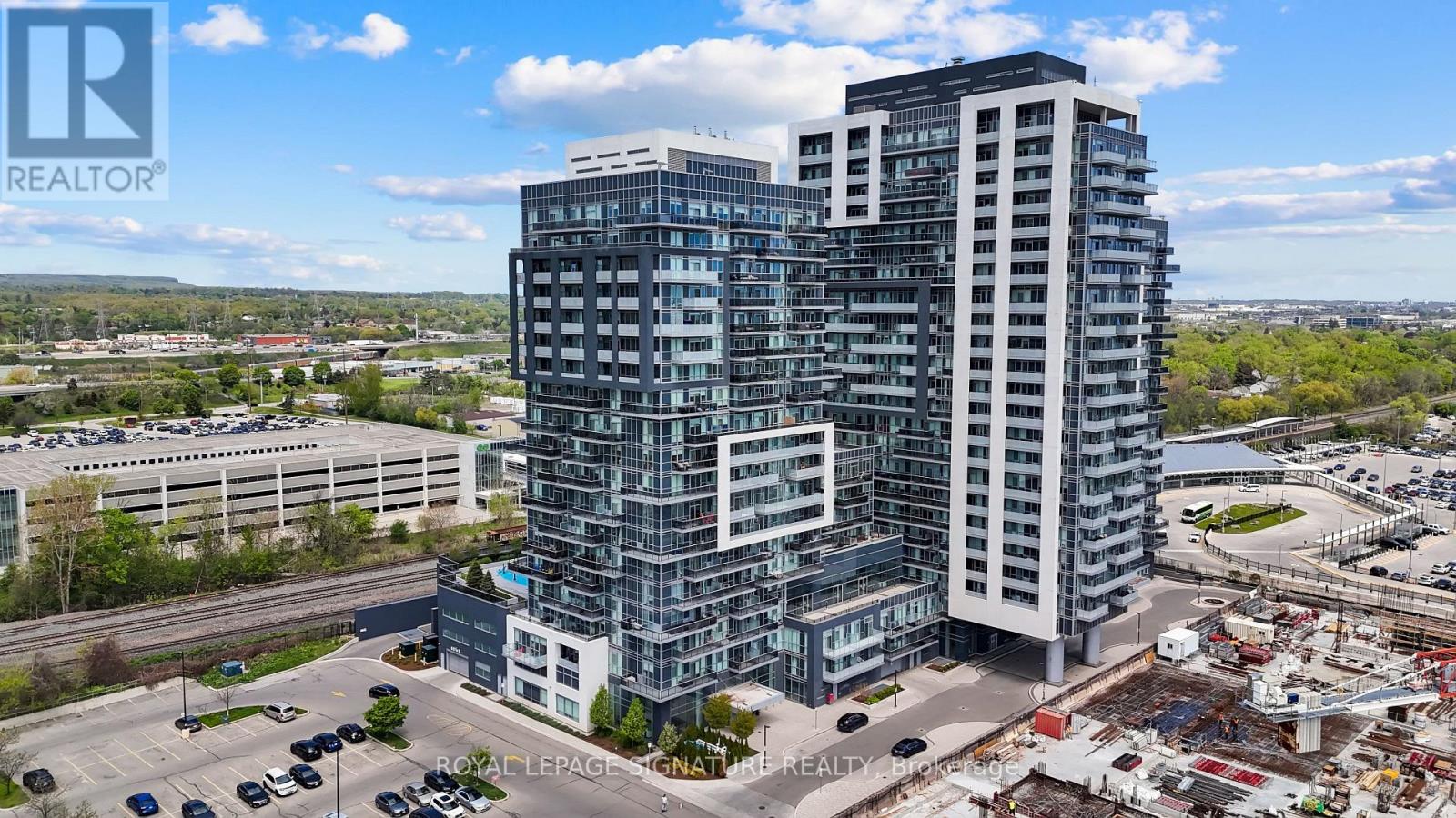 610 - 2081 Fairview Street, Burlington, Ontario  L7R 0E4 - Photo 1 - W12155166