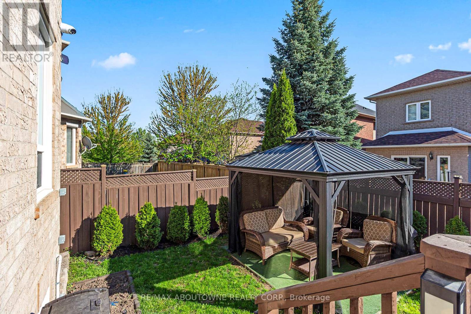 2270 Dunforest Crescent, Oakville, Ontario  L6M 4X3 - Photo 24 - W12155174