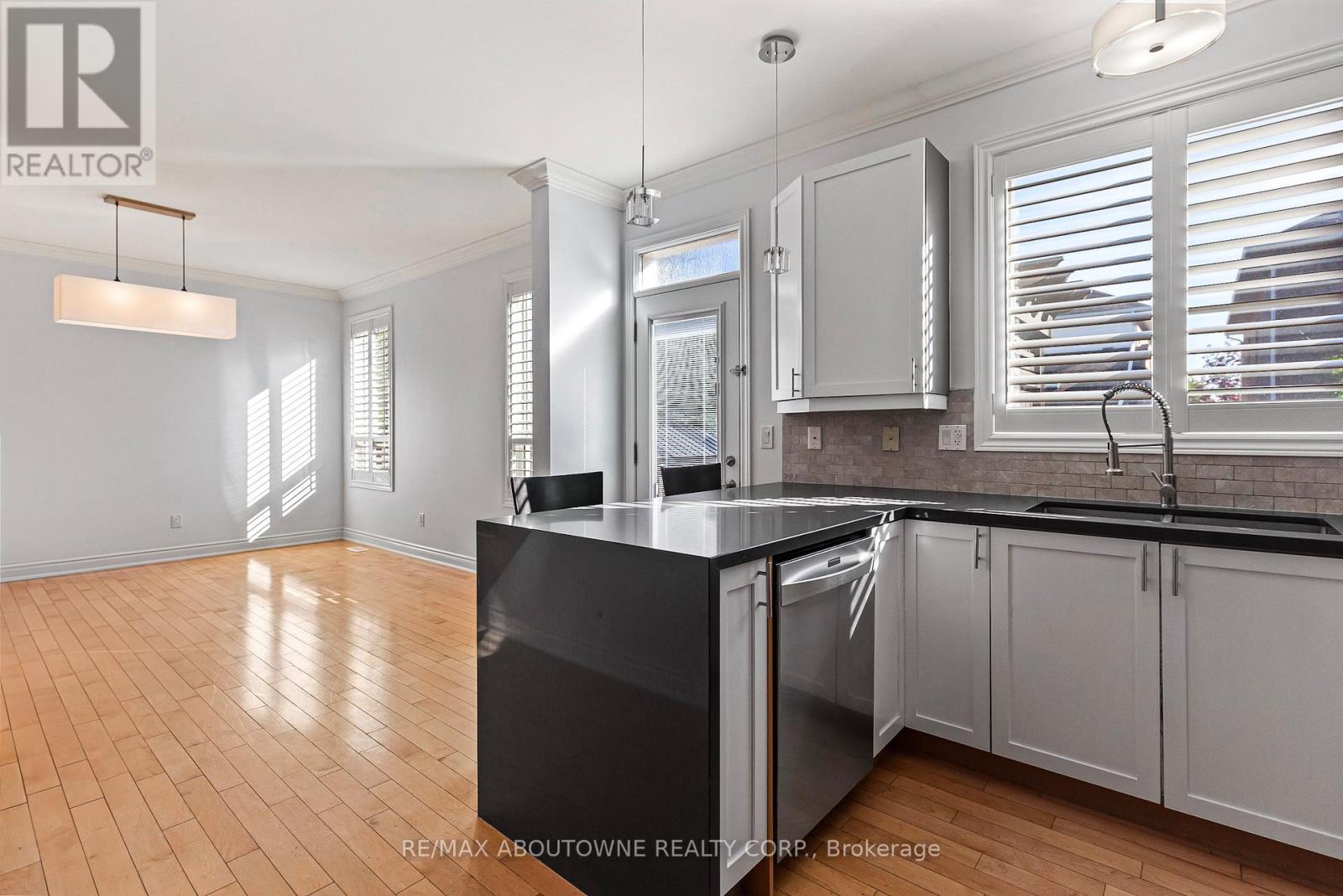 2270 Dunforest Crescent, Oakville, Ontario  L6M 4X3 - Photo 8 - W12155174