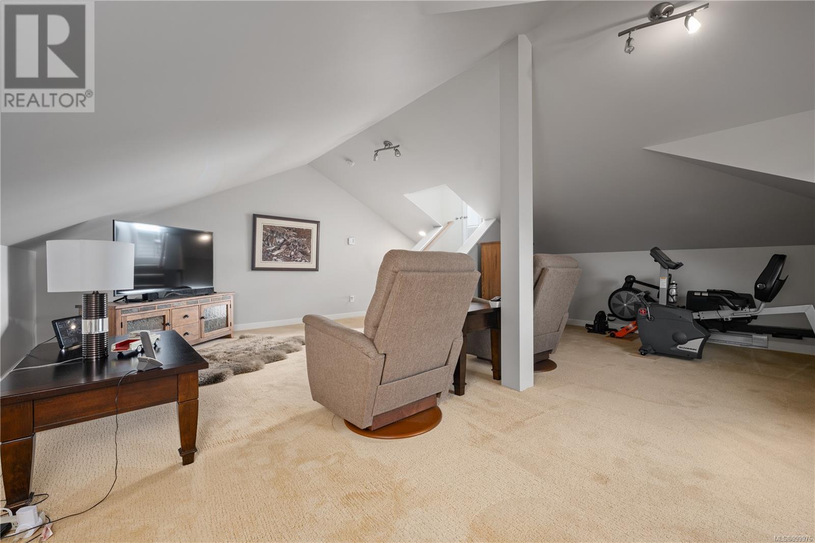 Property at 3724 Glen Oaks Dr image 2