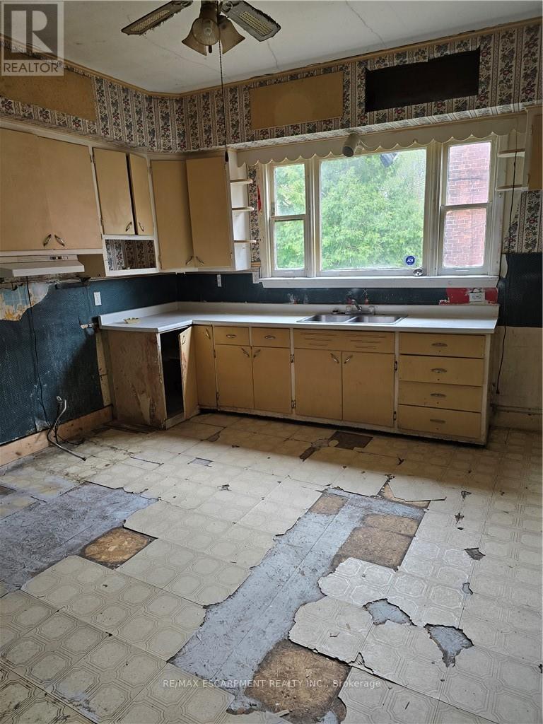 Property at 138 SANFORD AVENUE N image 5