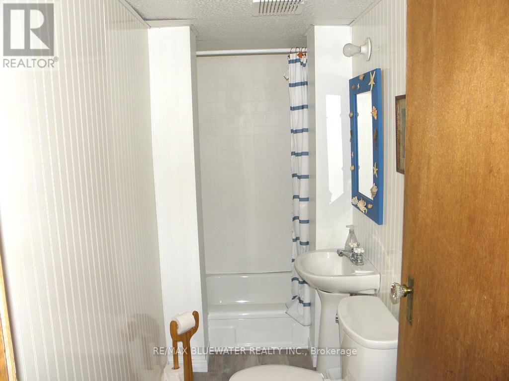 6493 West Parkway Drive, Lambton Shores, Ontario  N0N 1J2 - Photo 23 - X12092843