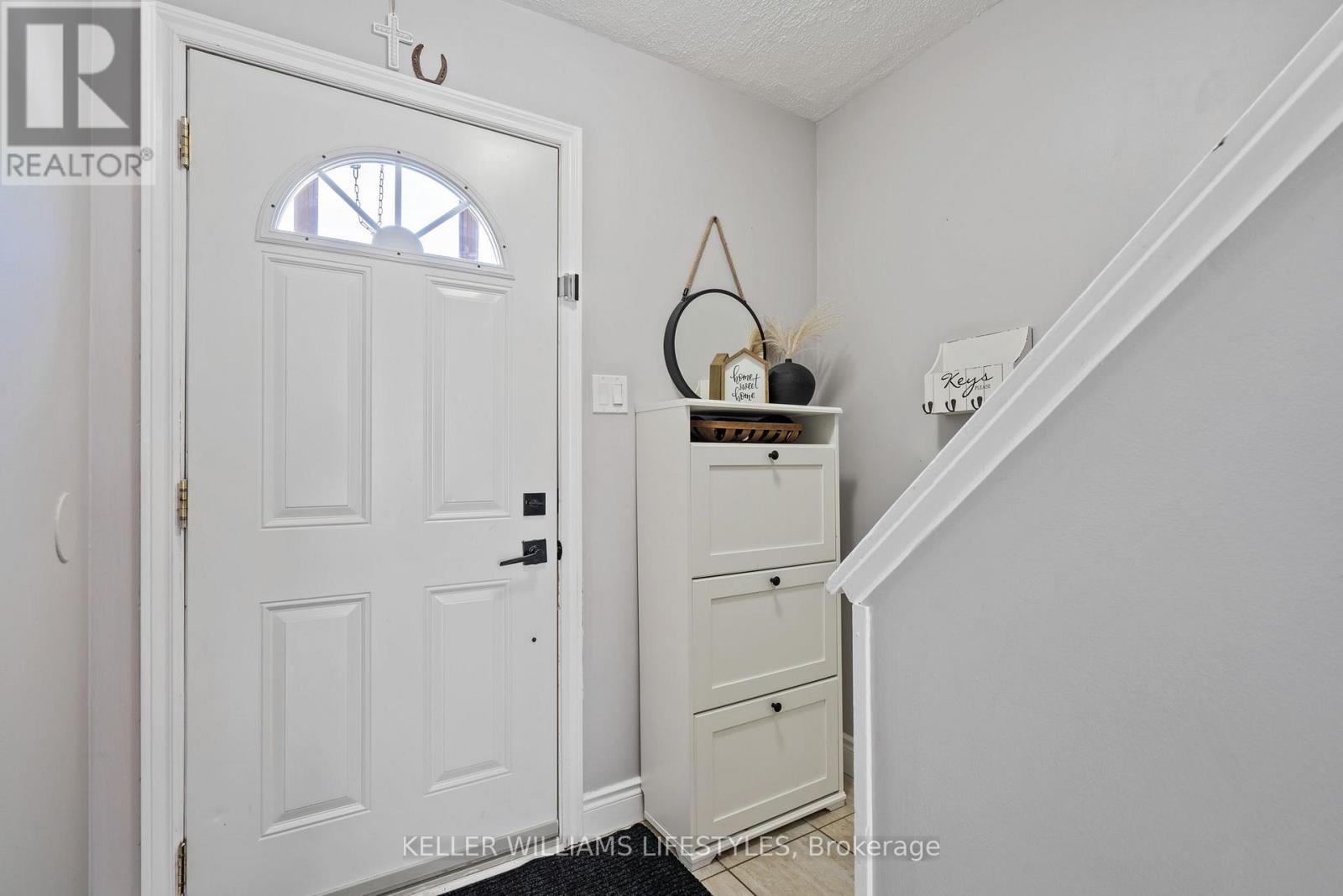 Property at 9 - 166 SOUTHDALE ROAD W image 3