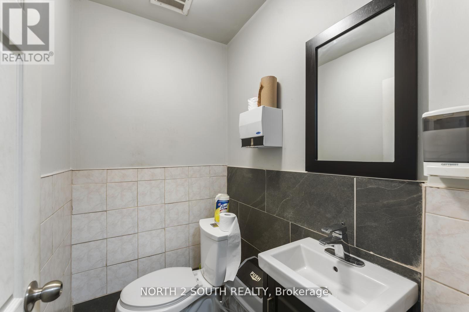 1176 The Queensway, Toronto, Ontario  M8Z 1R5 - Photo 18 - W12155178