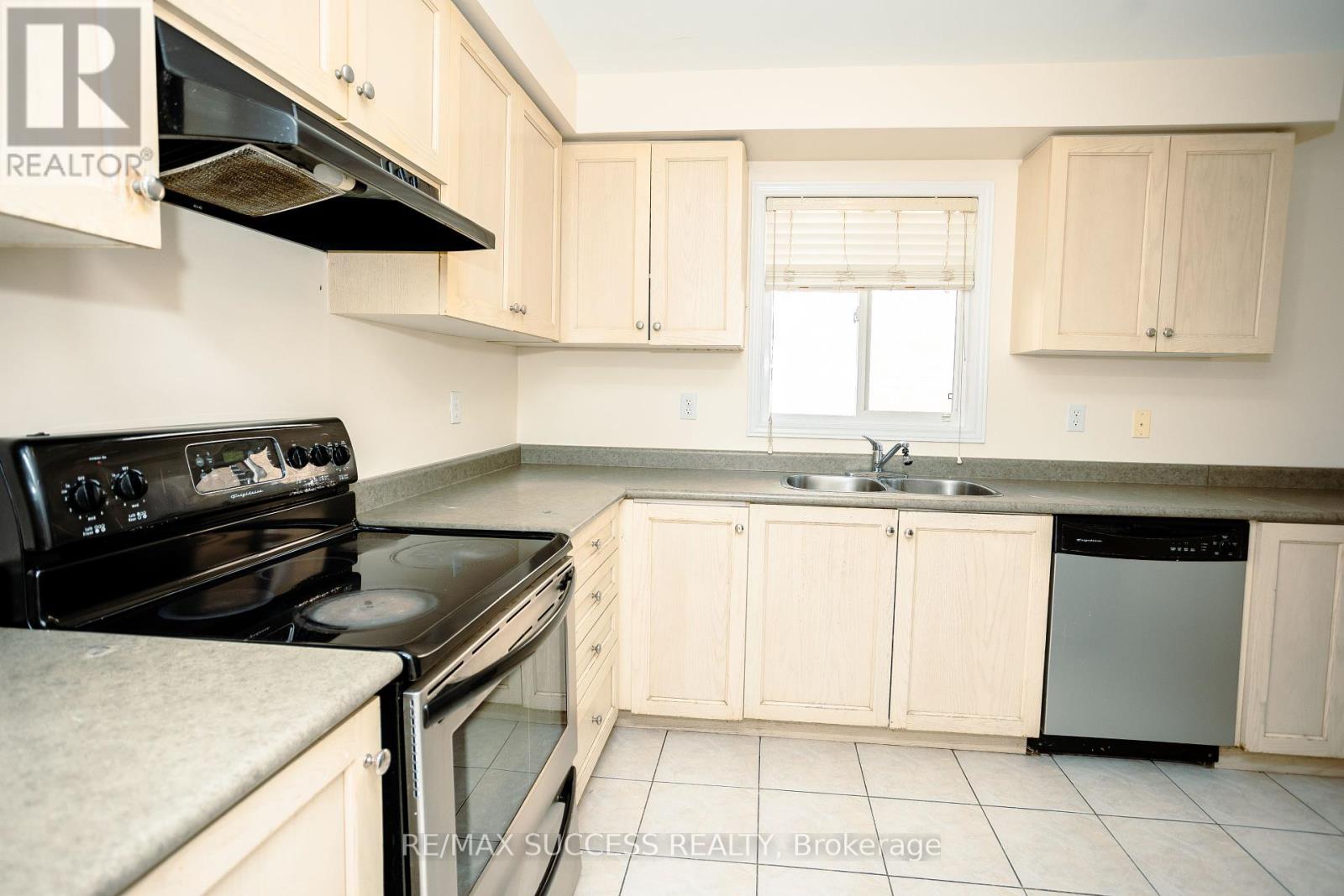 384 Flagstone Way, Newmarket, Ontario  L3X 2R3 - Photo 6 - N12092798