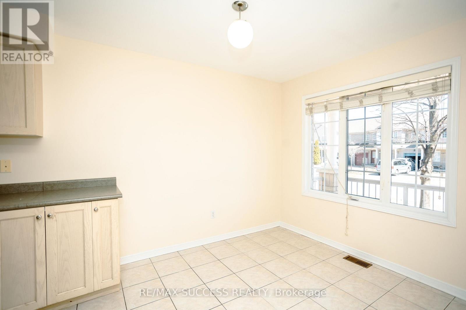 384 Flagstone Way, Newmarket, Ontario  L3X 2R3 - Photo 7 - N12092798