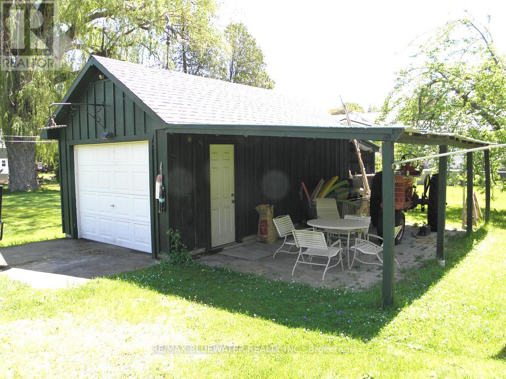 6493 West Parkway Drive, Lambton Shores, Ontario  N0N 1J2 - Photo 38 - X12092843