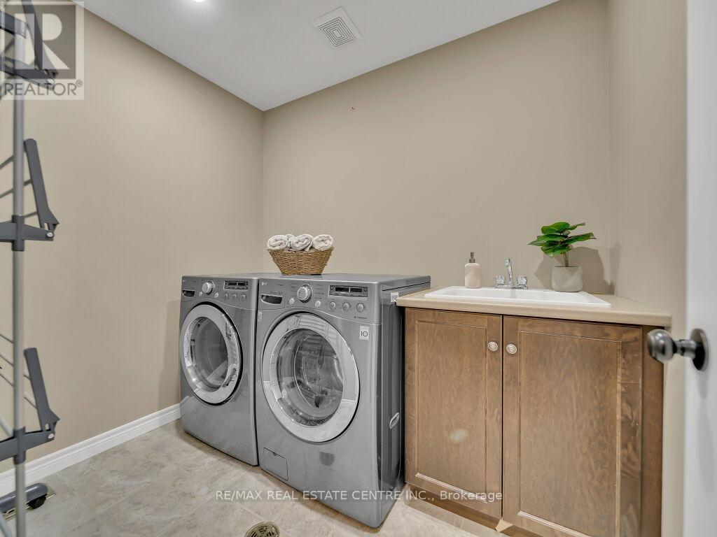 264 Evens Pond Crescent, Kitchener, Ontario  N2R 0B8 - Photo 37 - X12155180