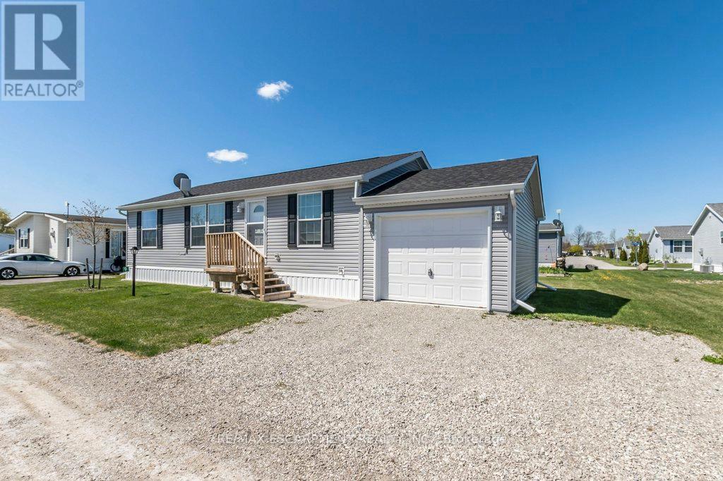 9 Hickory Hollow, Haldimand (Nanticoke), Ontario  N0A 1L0 - Photo 3 - X12155236