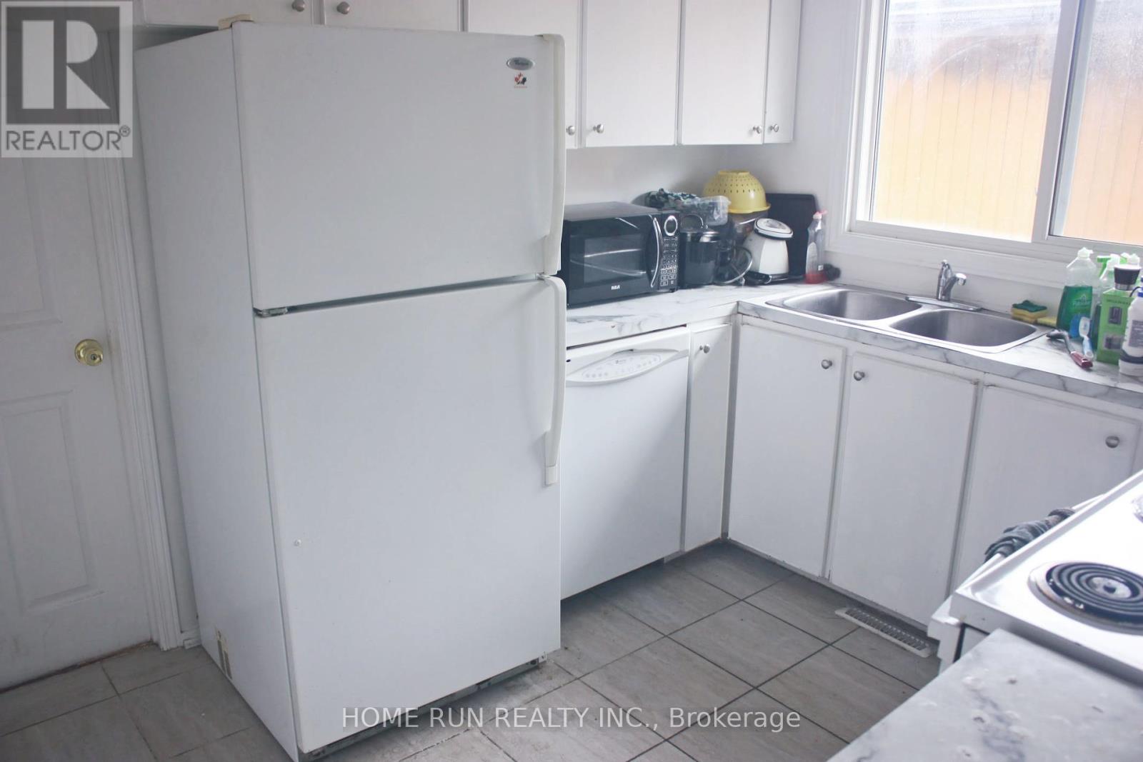 166 Withrow Avenue, Ottawa, Ontario  K2G 3N8 - Photo 3 - X12155425