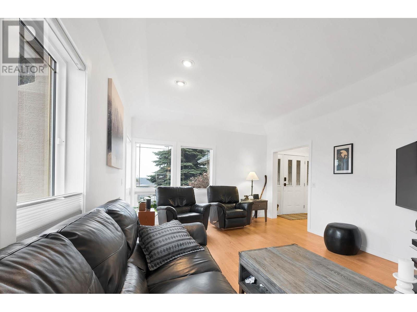 Property at 979 REGENT Crescent image 5