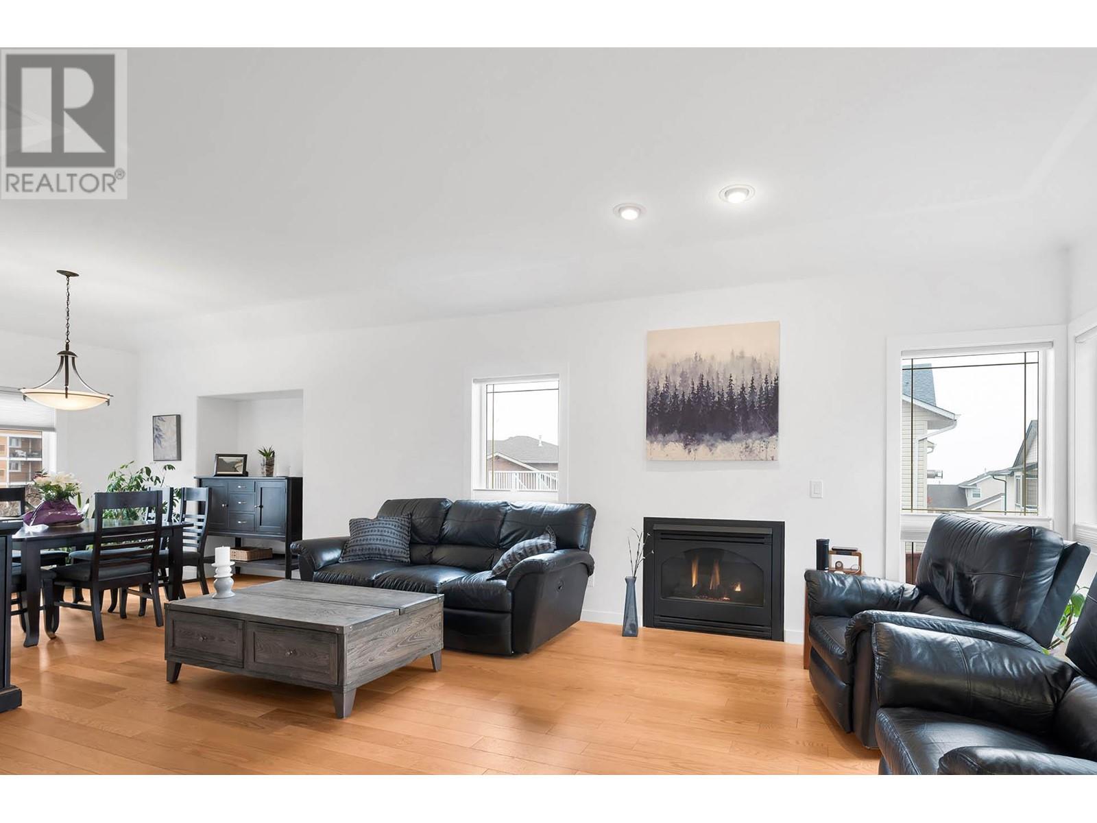 Property at 979 REGENT Crescent image 2