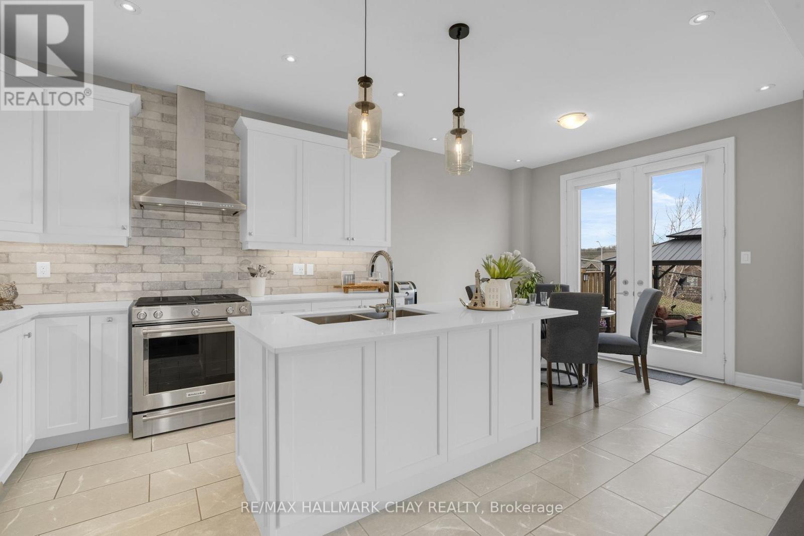 18 Cypress Point Street, Barrie, Ontario  L4N 6J9 - Photo 4 - S12152290